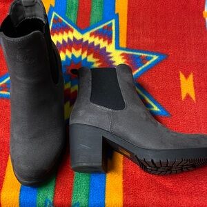 Dream Pairs Gray Suede High Heel Chelsea Ankle Boots Size 7.5